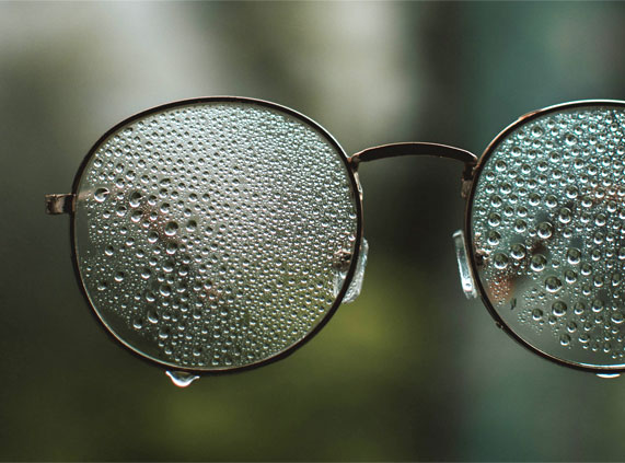 В очках плохо видно в дождь или в холодную погоду